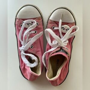 Converse Sneakers in Pink and White / Size 10 / Play